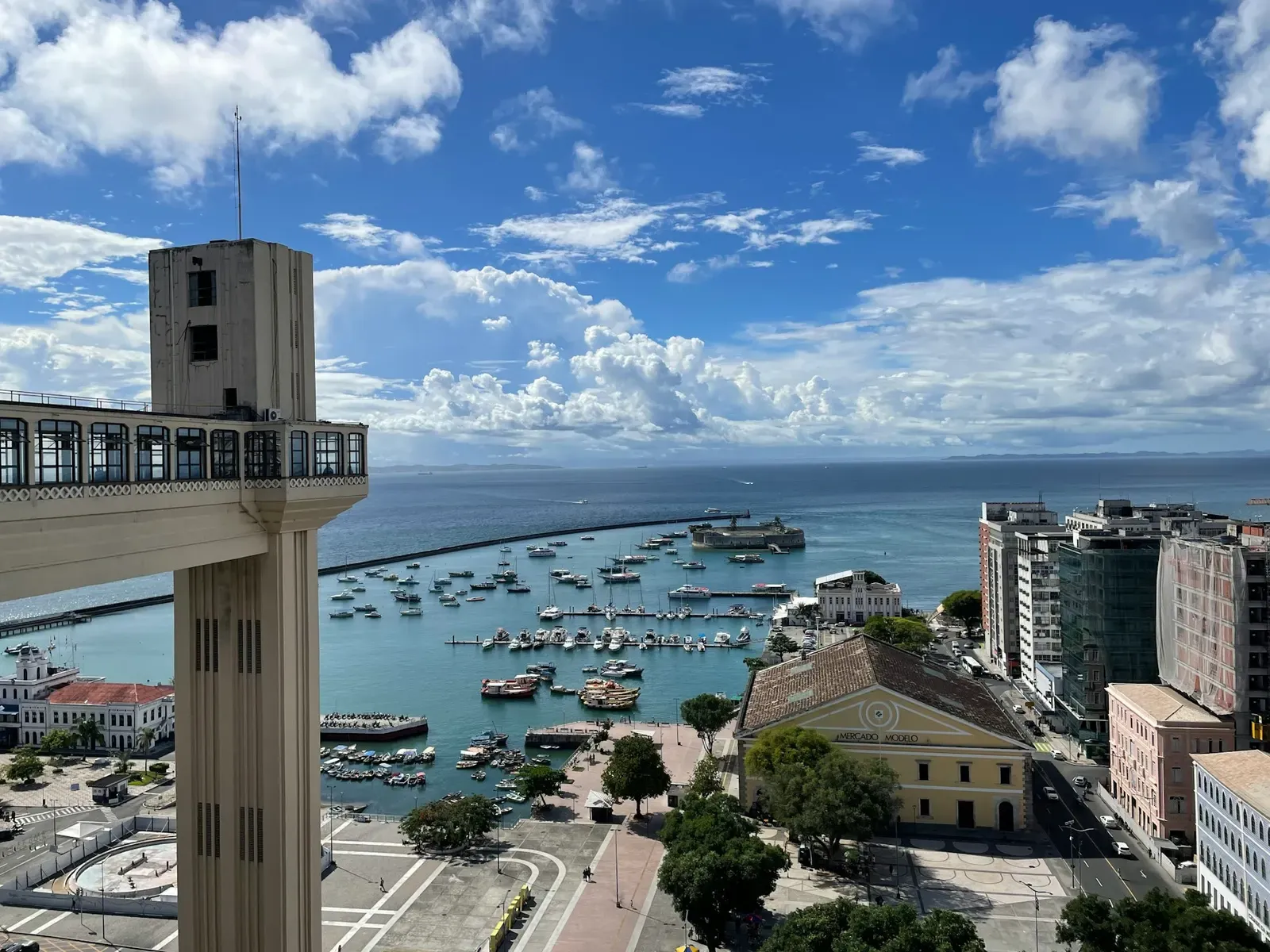 Barcos ancorados na Baía de Todos os Santos, cenário de vários passeios em Salvador