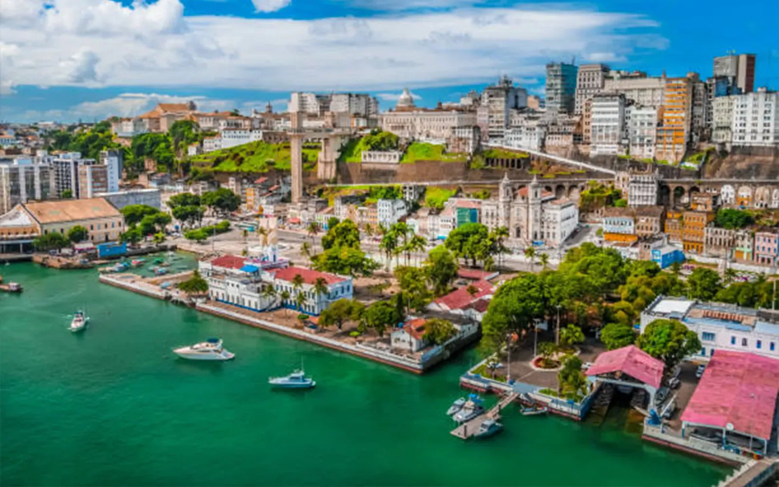 Barcos e águas calmas da Baía de Todos os Santos vistos de Salvador