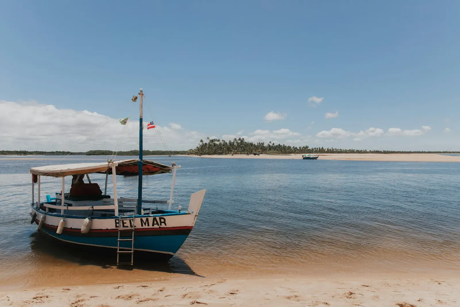 Barco ancorado na areia de Boipeba, destino da excursão para Boipeba em grupo