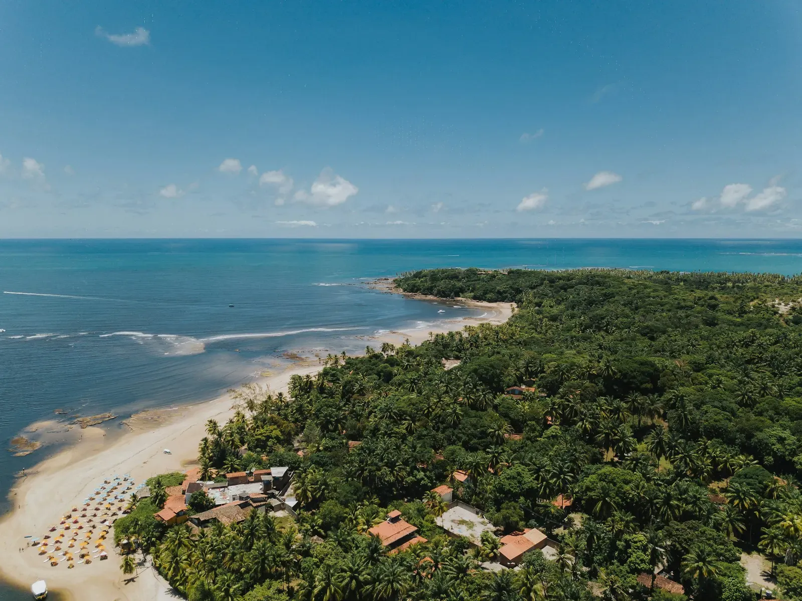 Vista aérea da Ilha de Boipeba com mar e coqueiros