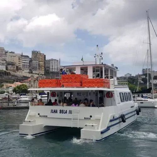 Passageiros a bordo do catamarã para Morro de São Paulo