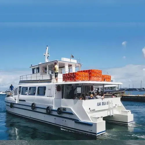 Catamarã em mar aberto, uma das opções de translados em Salvador rumo a Morro de São Paulo