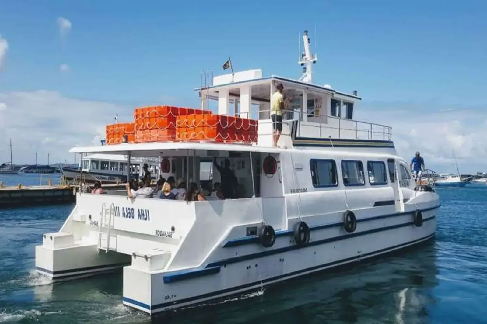 Embarcação a caminho da ilha na excursão para Morro de São Paulo com passeio de barco