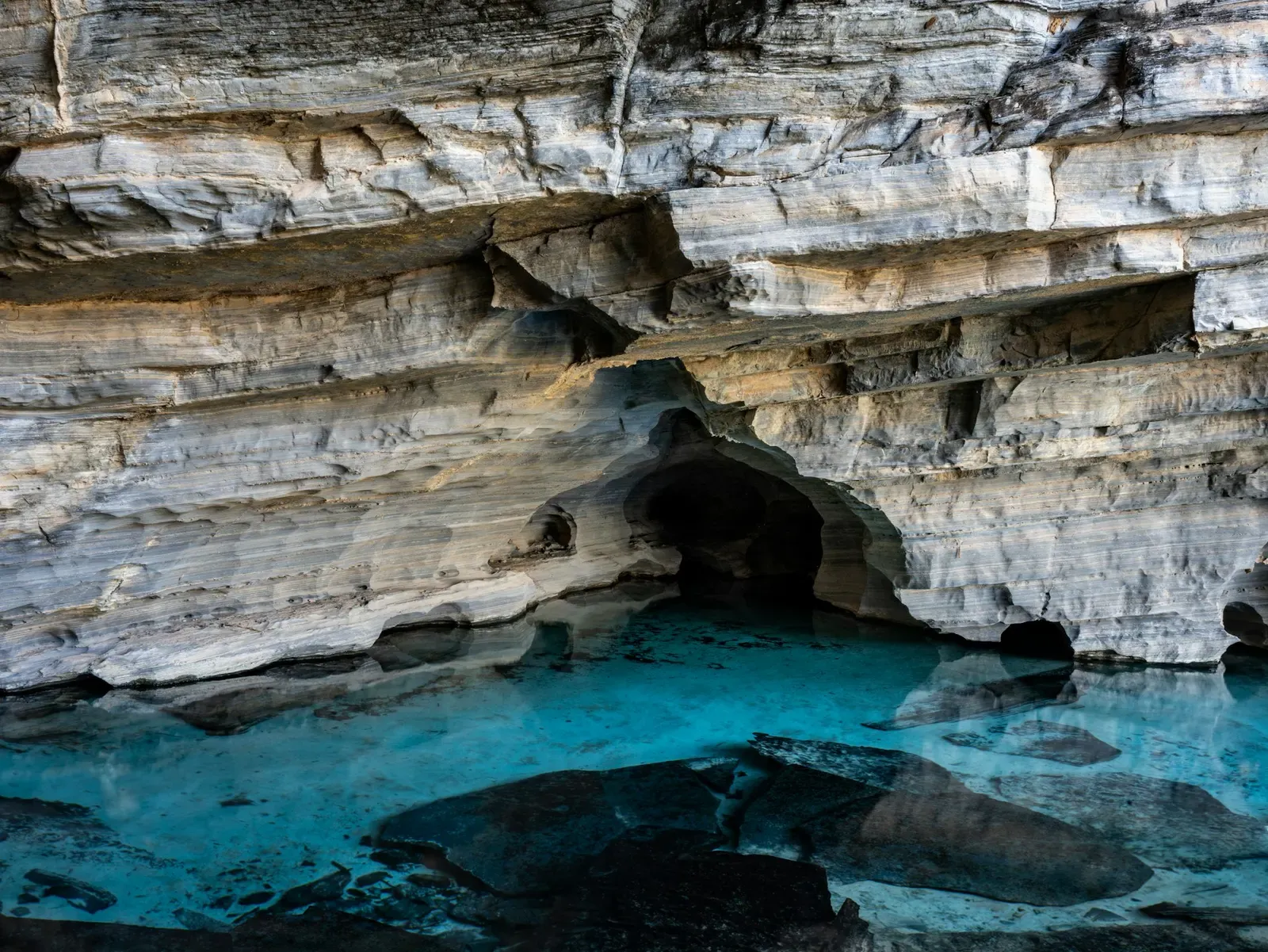 Gruta com lagoa de água azul, um dos passeios na Chapada Diamantina