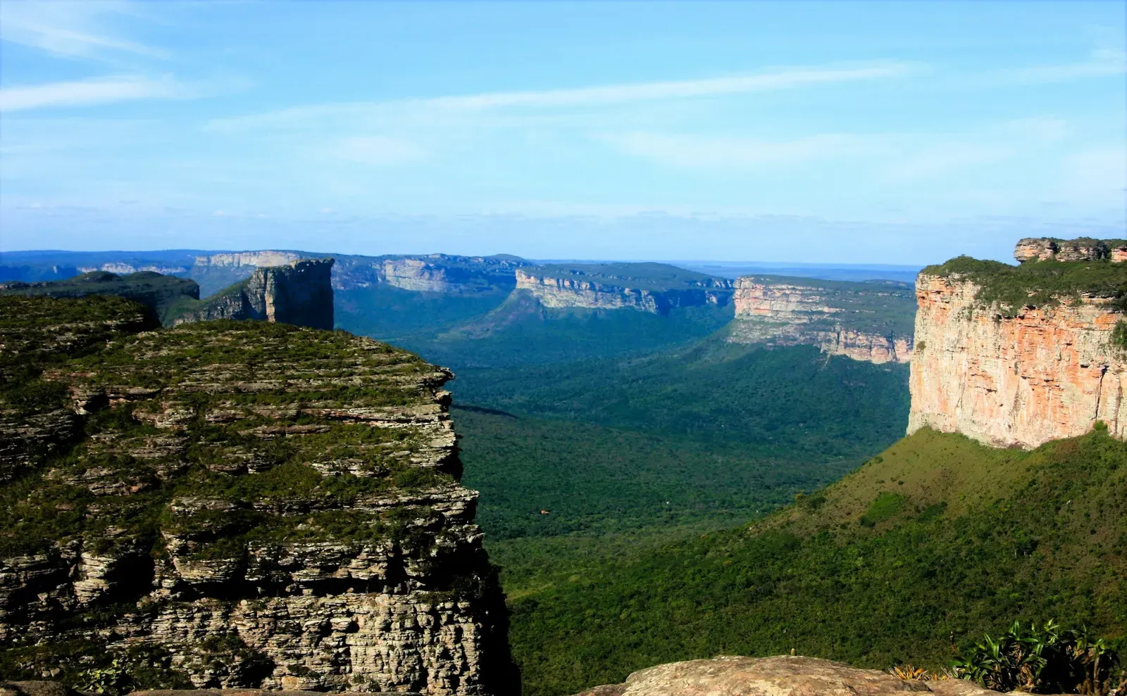 Vale cercado por serras na Chapada Diamantina, Bahia