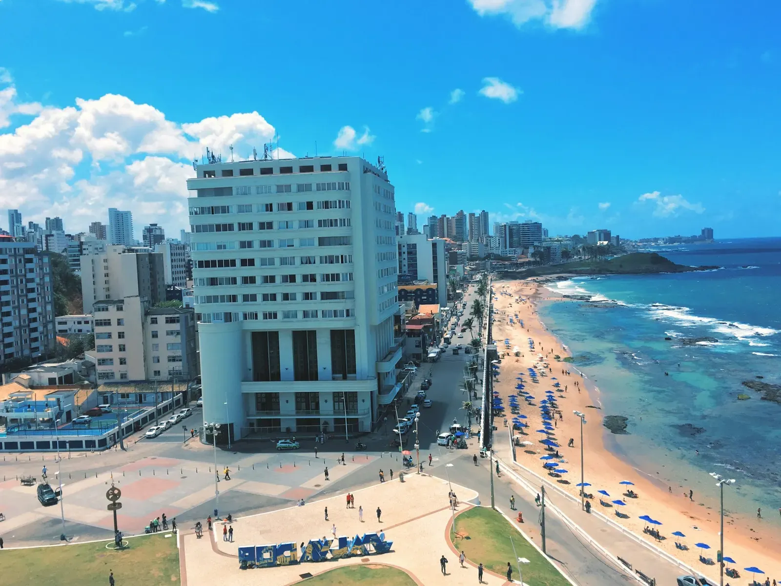 Praia do Porto da Barra, na orla atendida pelo transfer do aeroporto de Salvador para hotéis
