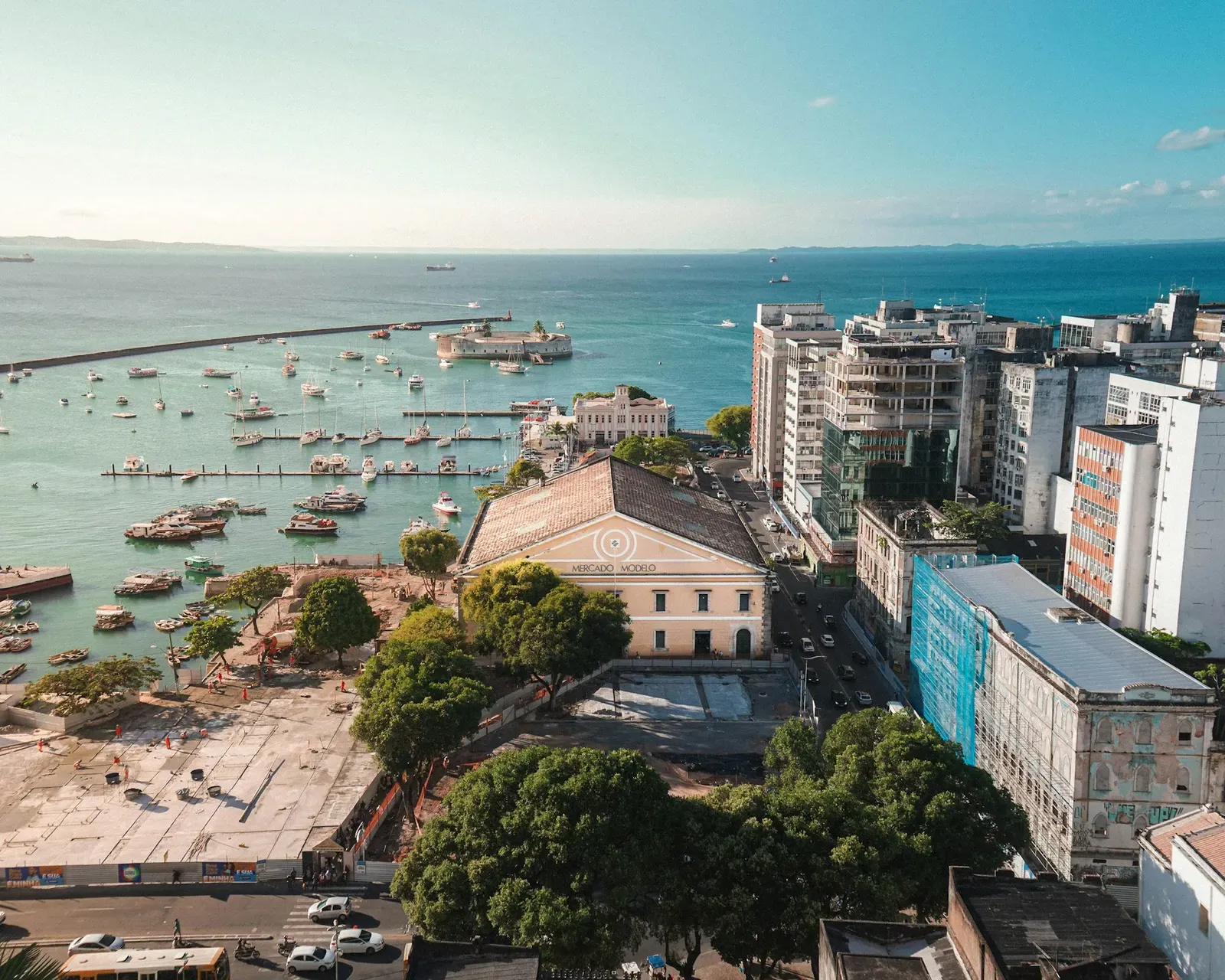 Vista aérea do Mercado Modelo e da Baía de Todos os Santos, roteiro de o que fazer em Salvador