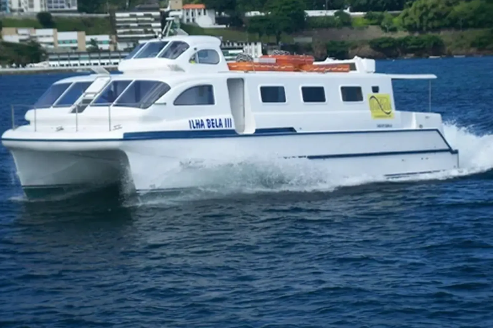 Embarcação usada no catamarã de Salvador para Morro de São Paulo navegando em mar aberto
