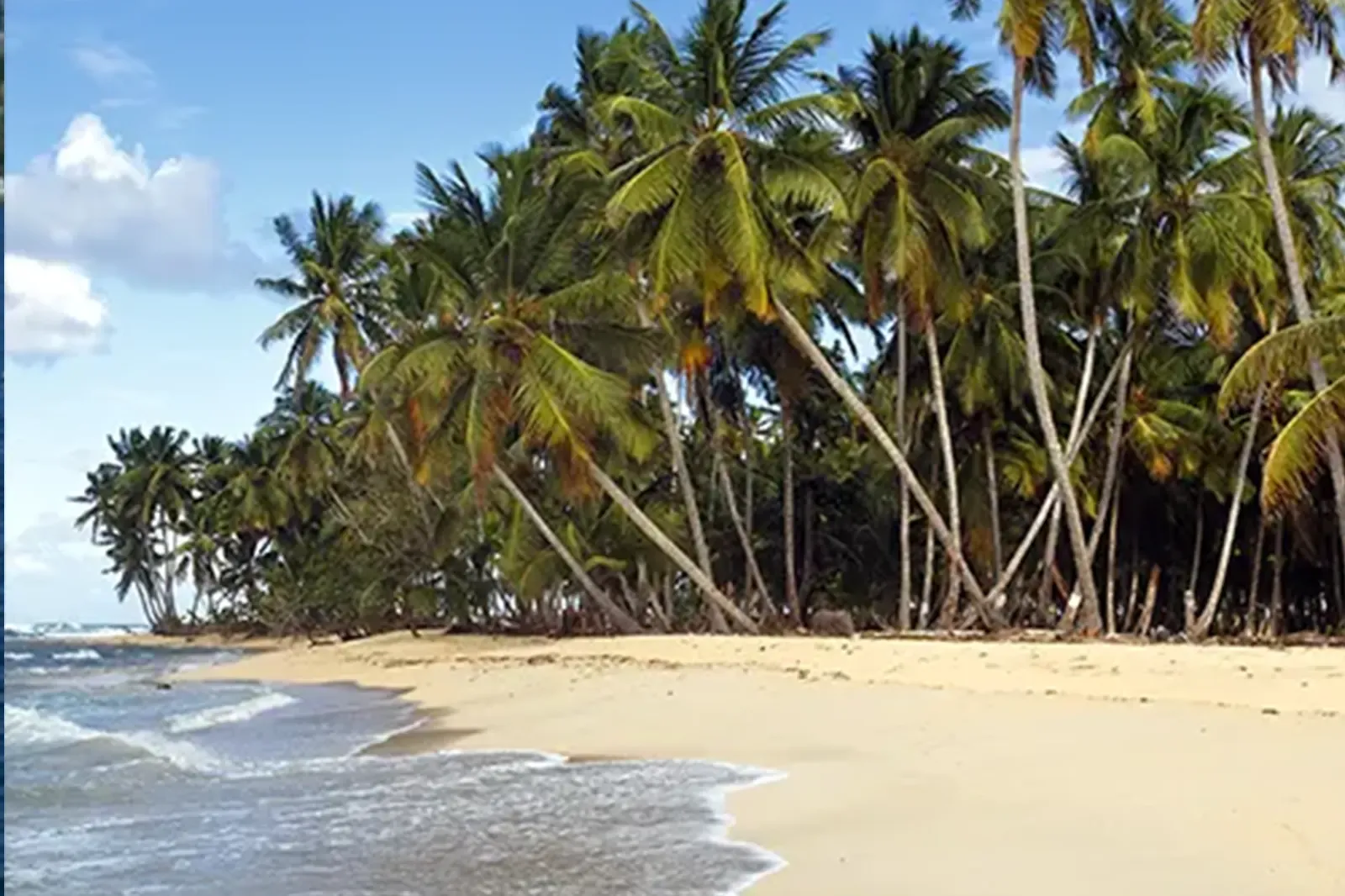 Lancha chegando à ilha ao fim do transfer de Salvador para Boipeba